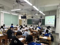 輔導老師進行一年級各班入班選班群輔導