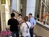選班群輔導家長座談會暨親職教育講座當天適逢母親節，王郁菁校長、鄭志忠家長會長，致贈與會家長康乃馨。